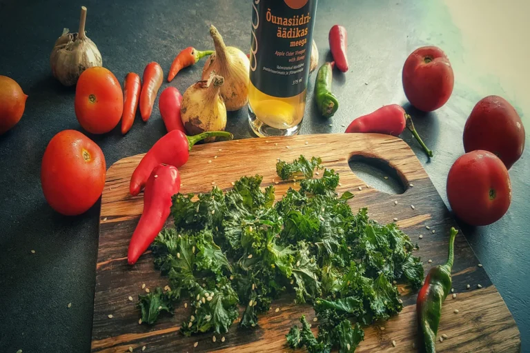 Kale crisps with Wösel Apple Cider Vinegar